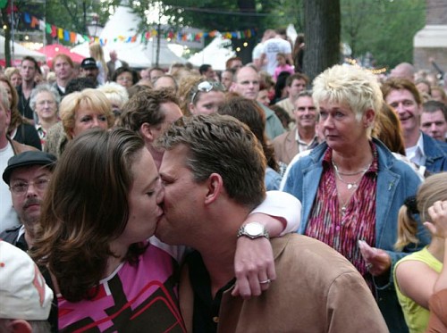 Amsterdam Jordaan Festival, Amsterdammer che si baciano
