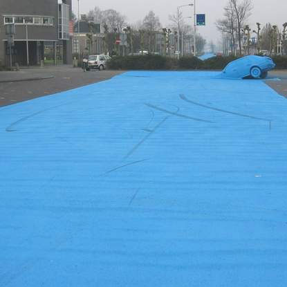 Henk Hofstra, un lungo fiume blu ad Amsterdam per protestare contro la sparizione dei canali